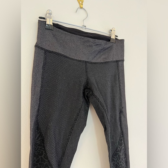 Lululemon Cropped Black Detailed Legging, Size 4 - Picture 5 of 6